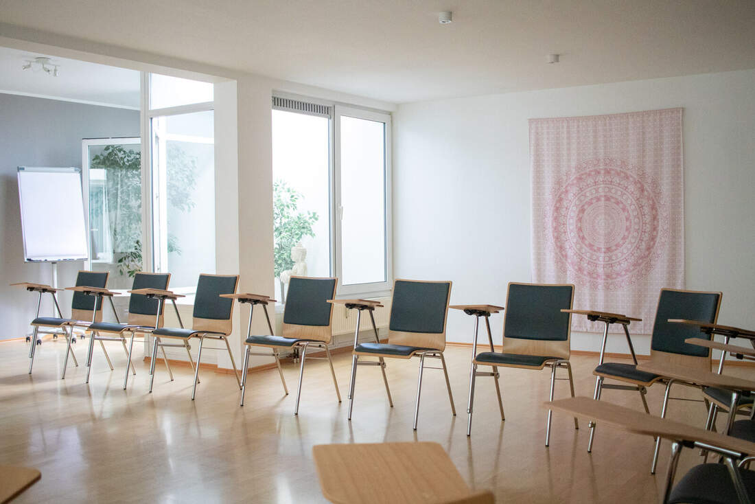Seminarraum 3: Reihenbestuhlung mit Klapptischen und Flipchart