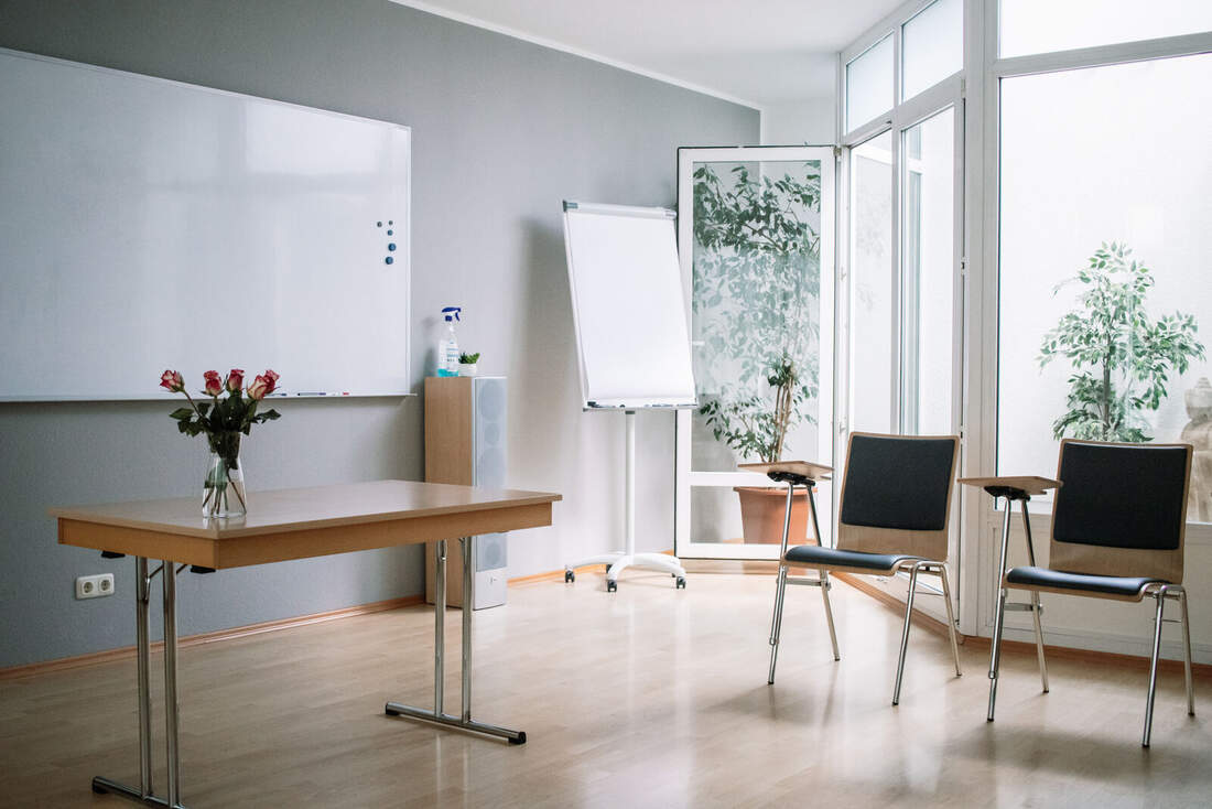 Seminarraum 3: Whiteboard und Flipchart mit Blick zur Terrasse